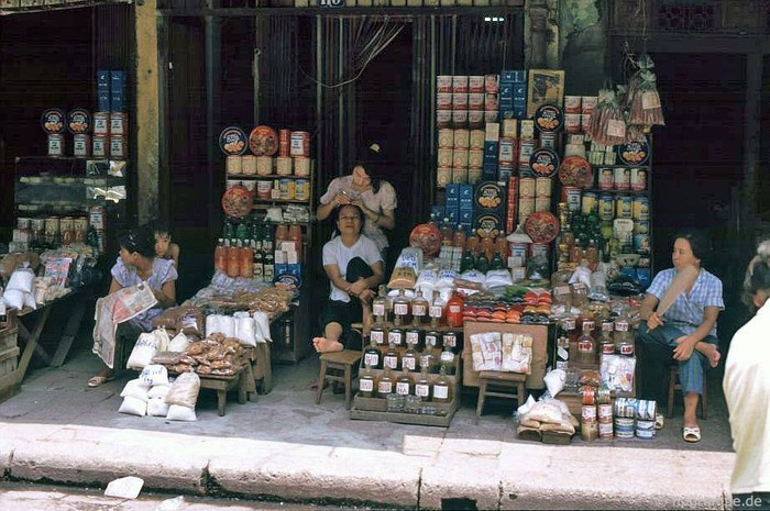 Quầy bán bánh kẹo, rượu bia, Hà Nội 1991.